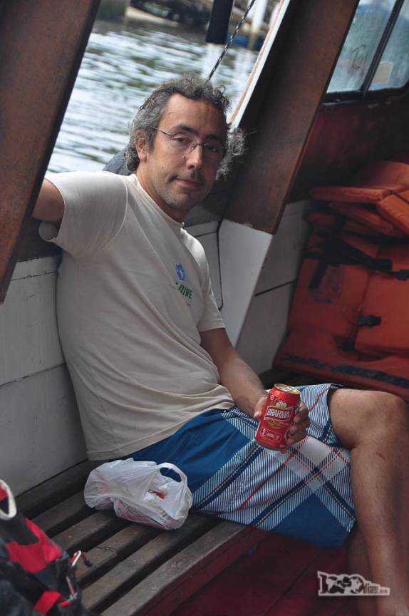 A tradicional cerveja na barca para a Ilha do Mel, no litoral do Paraná